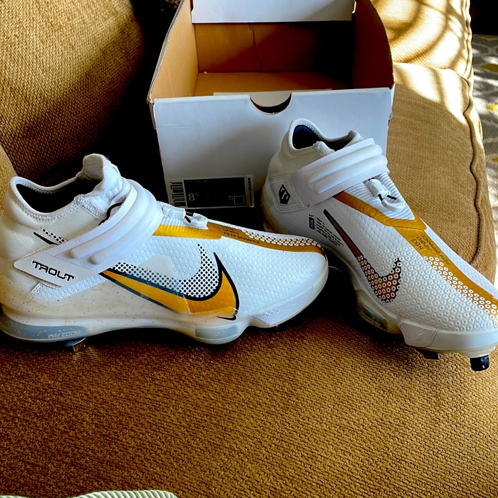 NIKE FORCE ZOOM TROUT 7 size 8.5